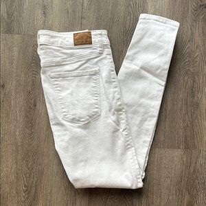 american eagle white skinny jeans !!